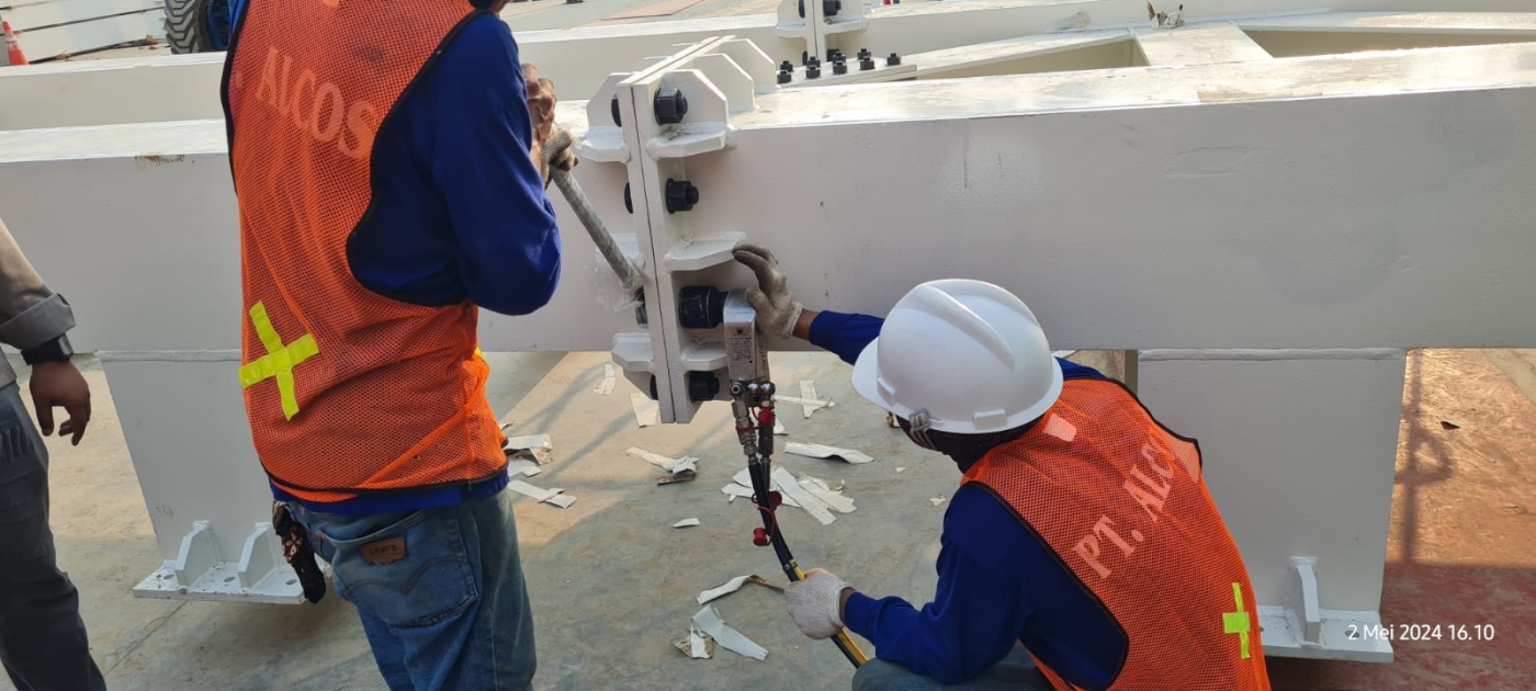 Proses pengencangan baut pada pekerjaan konstruksi menggunakan Hydraulic Torque Wrench TorcUP